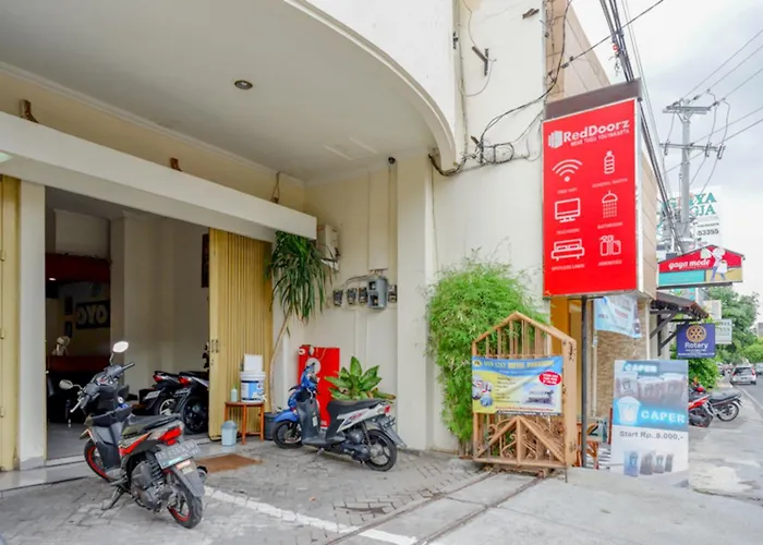 RedDoorz near Tugu Yogyakarta Hotel
